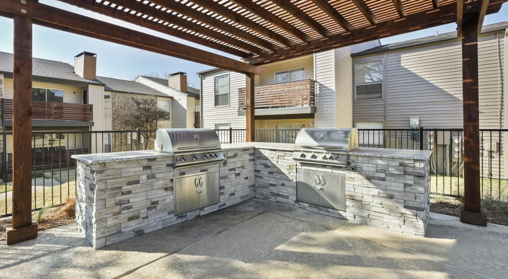 Covered community barbeque area at TwentyOne15 in Arlington, Texas