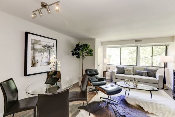 A large open floor plan at The Landings I & II Apartments in Alexandria, Virginia