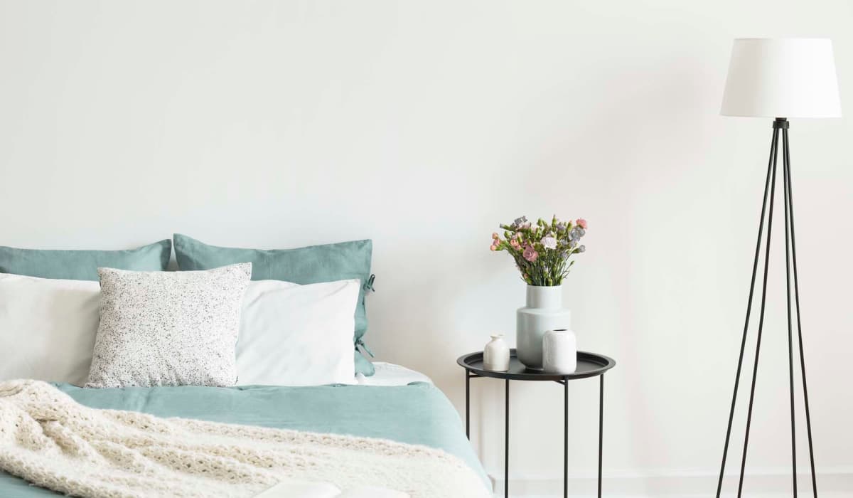 Bedroom with lamp at Somerset Court in Baltimore, Maryland