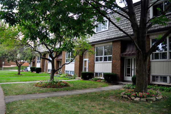 Exterior view at Georgian Court Estates in Burlington, Ontario