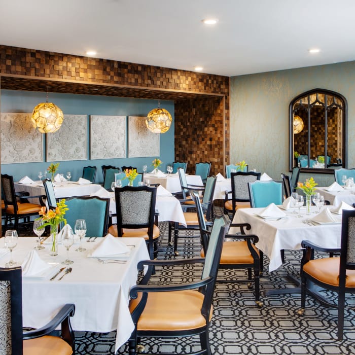 Enjoy a dining area at Stonecrest of Town & Country senior living facility