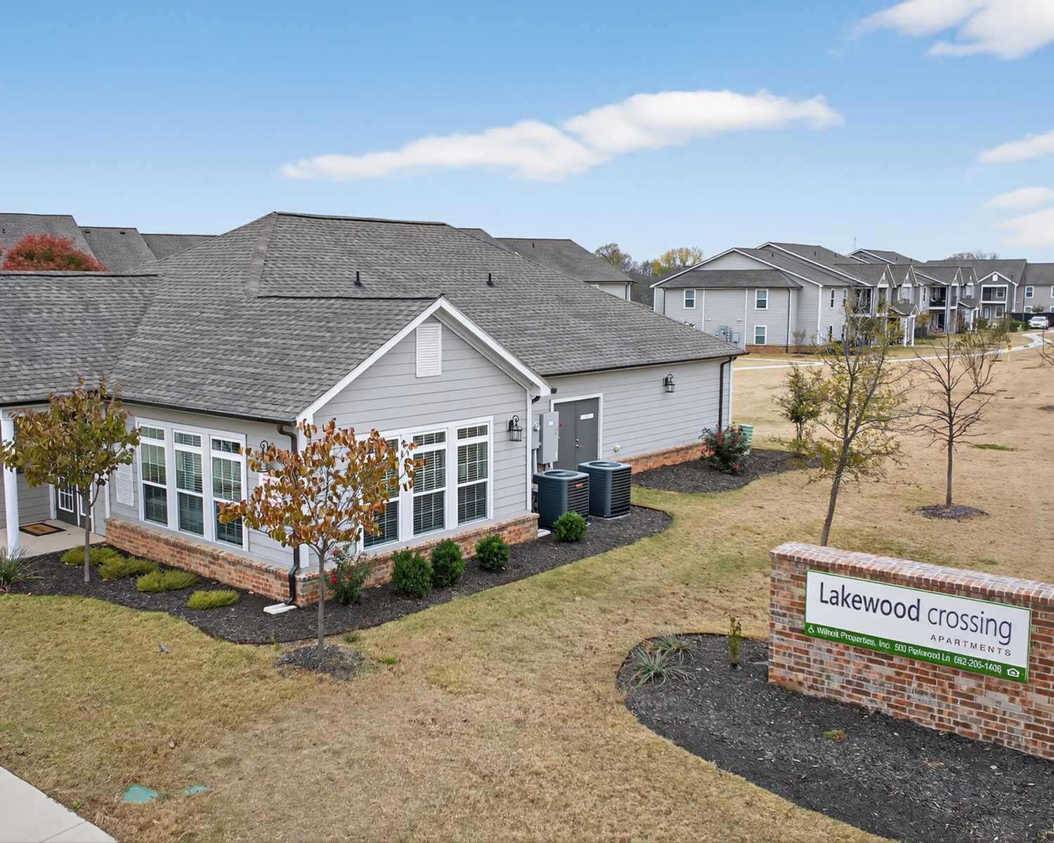 Charming apartment living featuring lush landscaping and a welcoming community atmosphere at Lakewood Crossing in Granbury, Texas