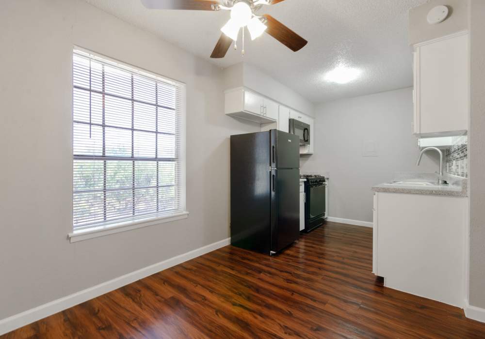 Open-concept of kitchen and living room at 1000 Mary Apartment Homes in Iowa Park,Texas