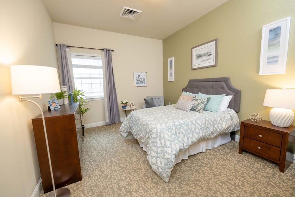 Bedroom with green accent wall at The Heritage of Clearlake in Houston, Texas