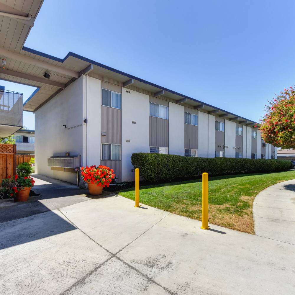 Community view with green lawn at Glenwood Garden Apartments in Mountain View, California