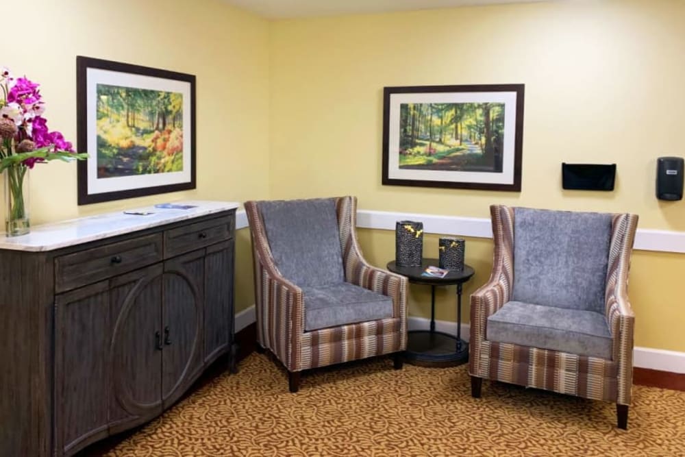 Lounge seating at Lassen House Senior Living in Red Bluff, California. 