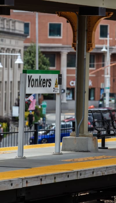 Travel and transit near Alexander Crossing in Yonkers, New York