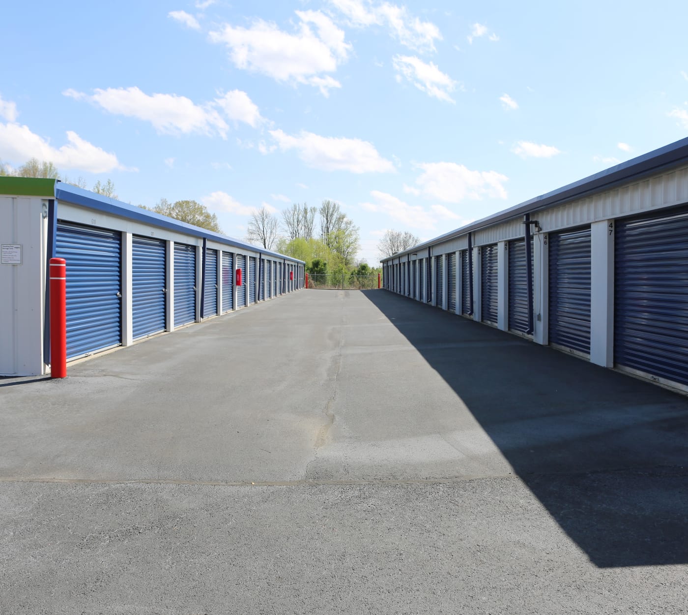 Ground-floor units at Midgard Self Storage in Florence, Alabama