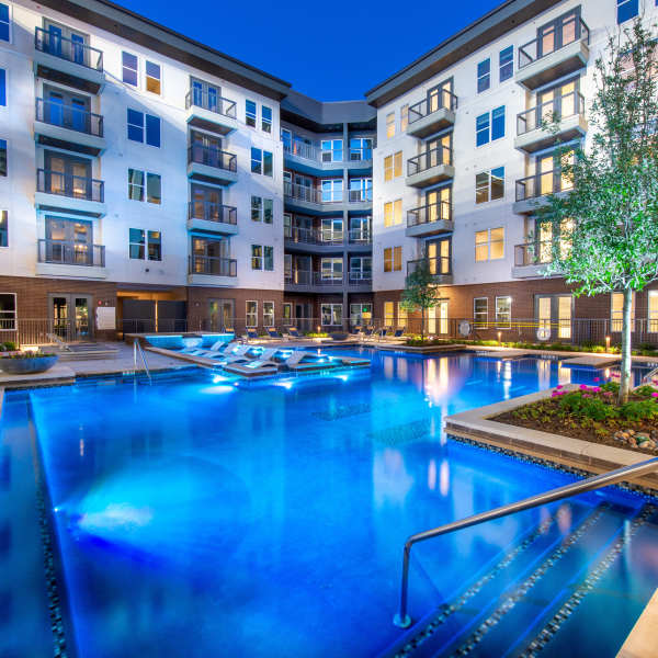 Hall Street Flats offers a wide variety of amenities in Dallas, Texas