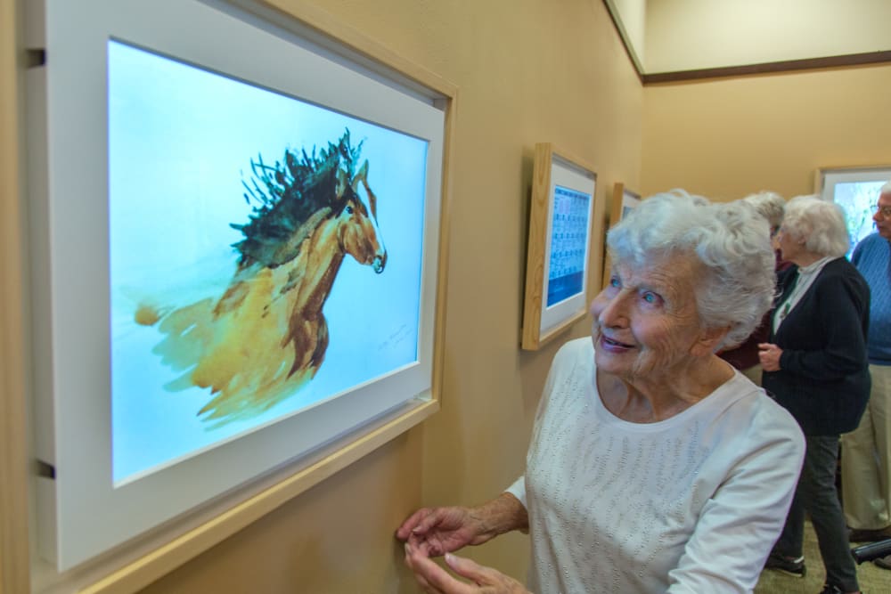 Residents at an art gallery near Royal Palm Senior Living in Port Charlotte, Florida