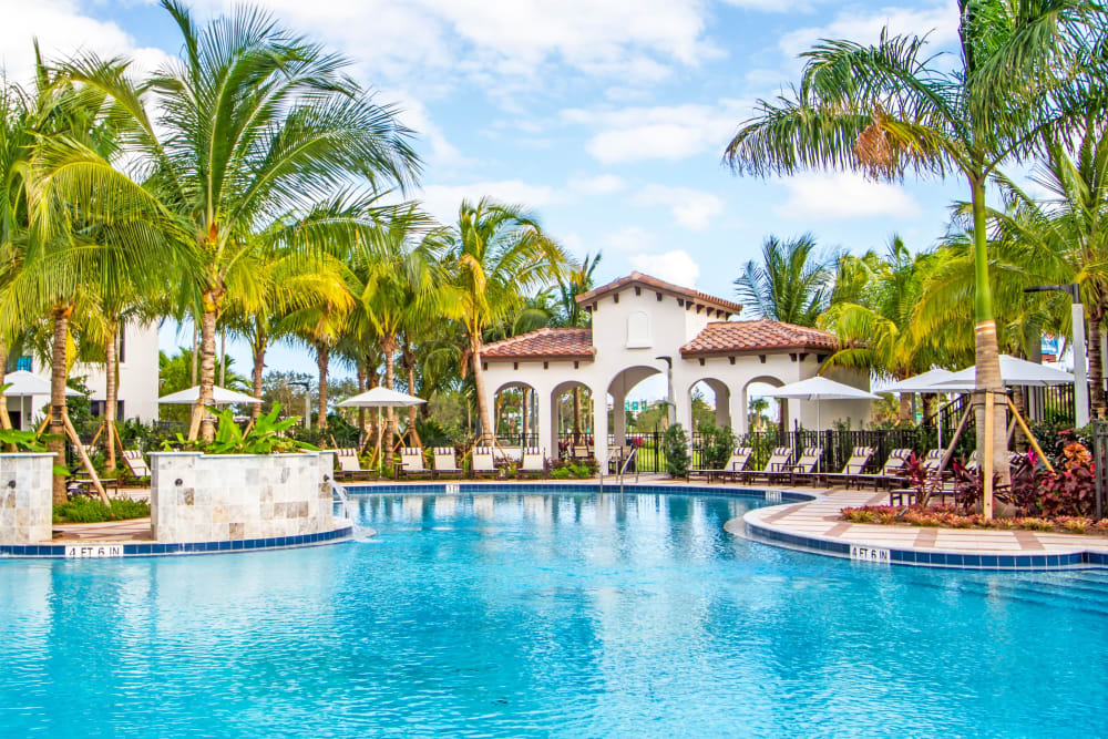 Stunning resort-style pool at Eterno in Pompano Beach, Florida