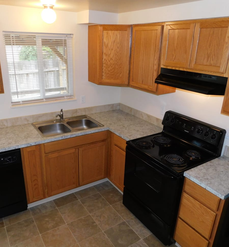Oakwood Terrace offers a fully equipped kitchen in Lebanon, Oregon