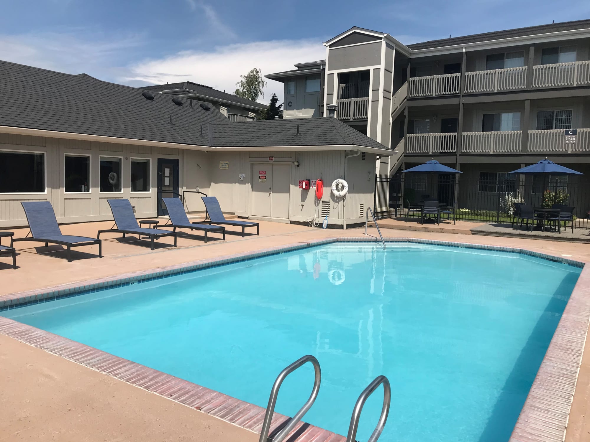 poolside view with lounge area in Vancouver, WA