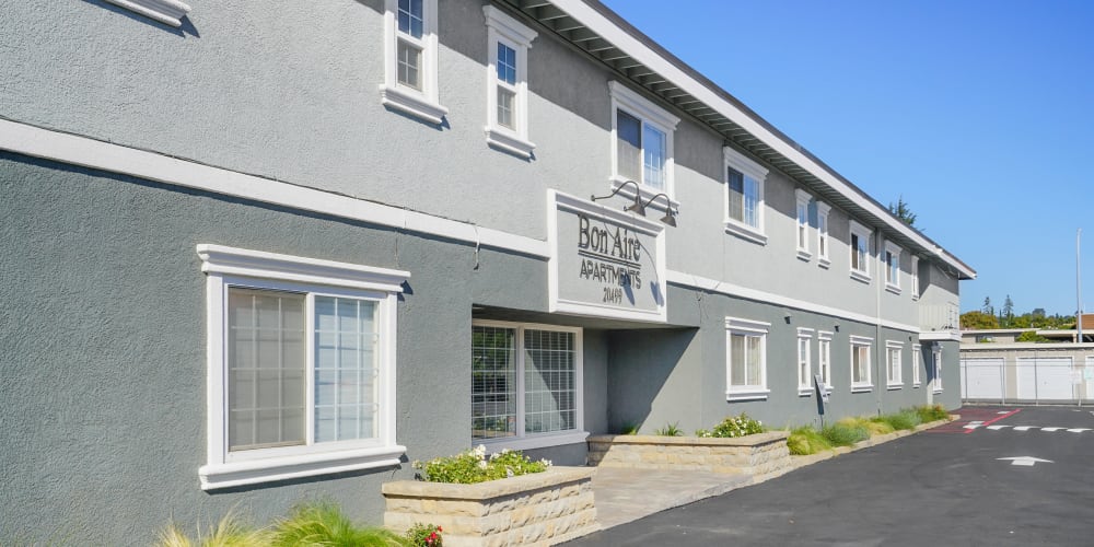 Exterior of Bon Aire Apartments in Castro Valley, California