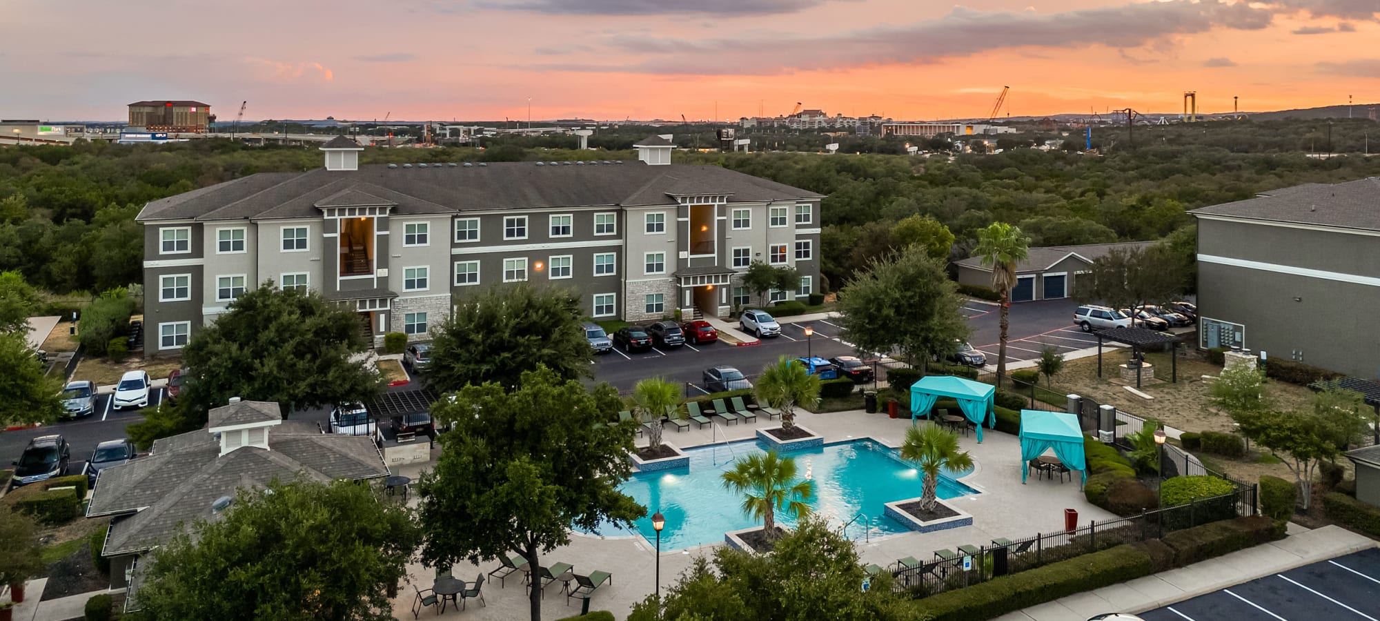 Amenities at Marquis at The RIM in San Antonio, Texas