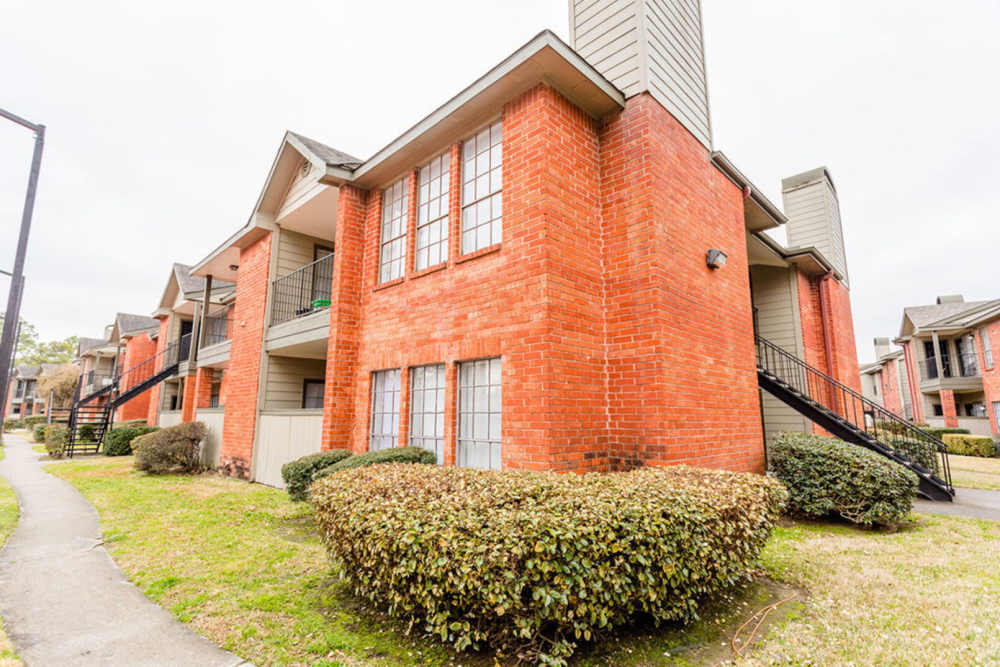 Side view of an apartment at Green Tree Place in Houston, Texas