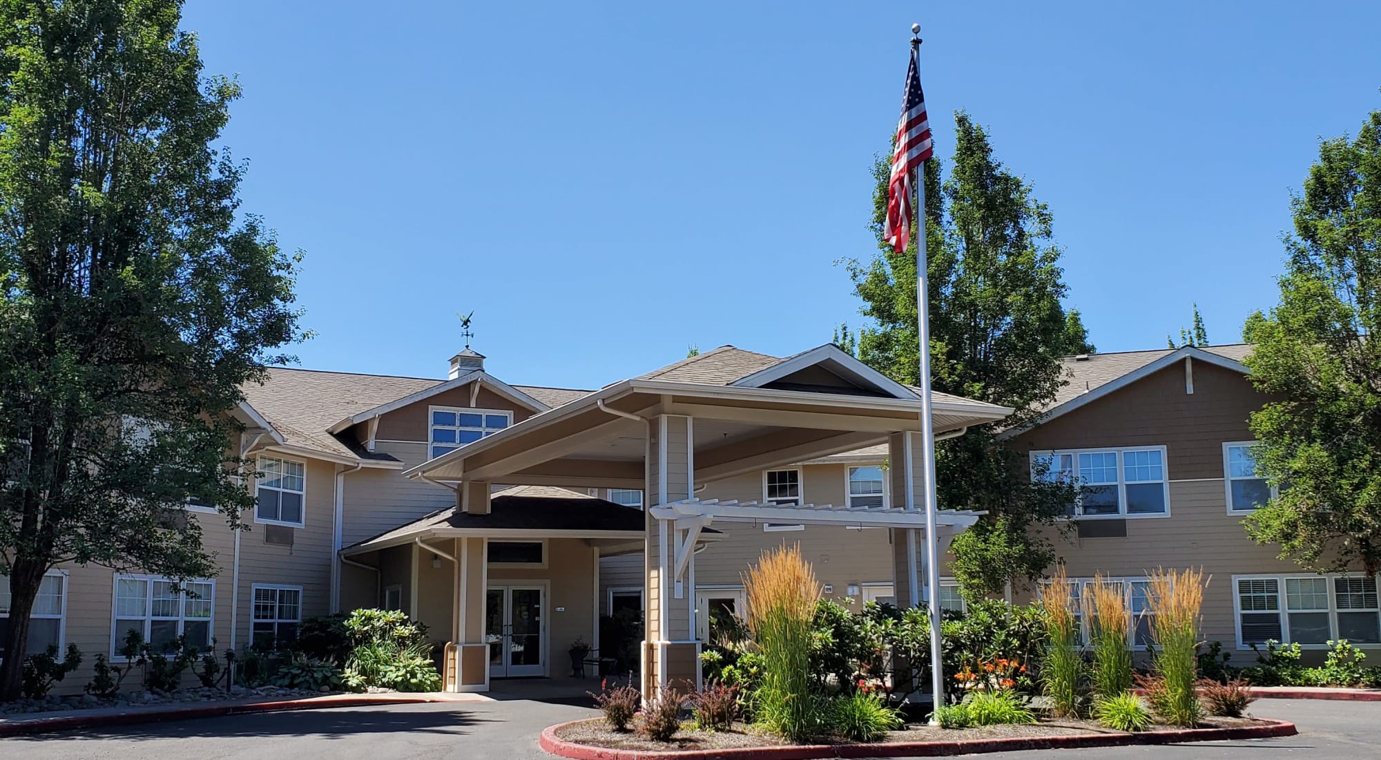 Exterior of Woodside Senior Living in Springfield, Oregon