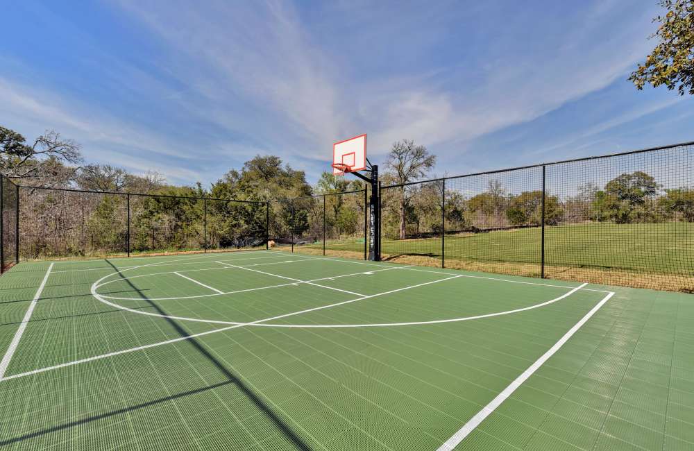 Basket ball court at Homestead Oaks Apartments in Austin,Texas