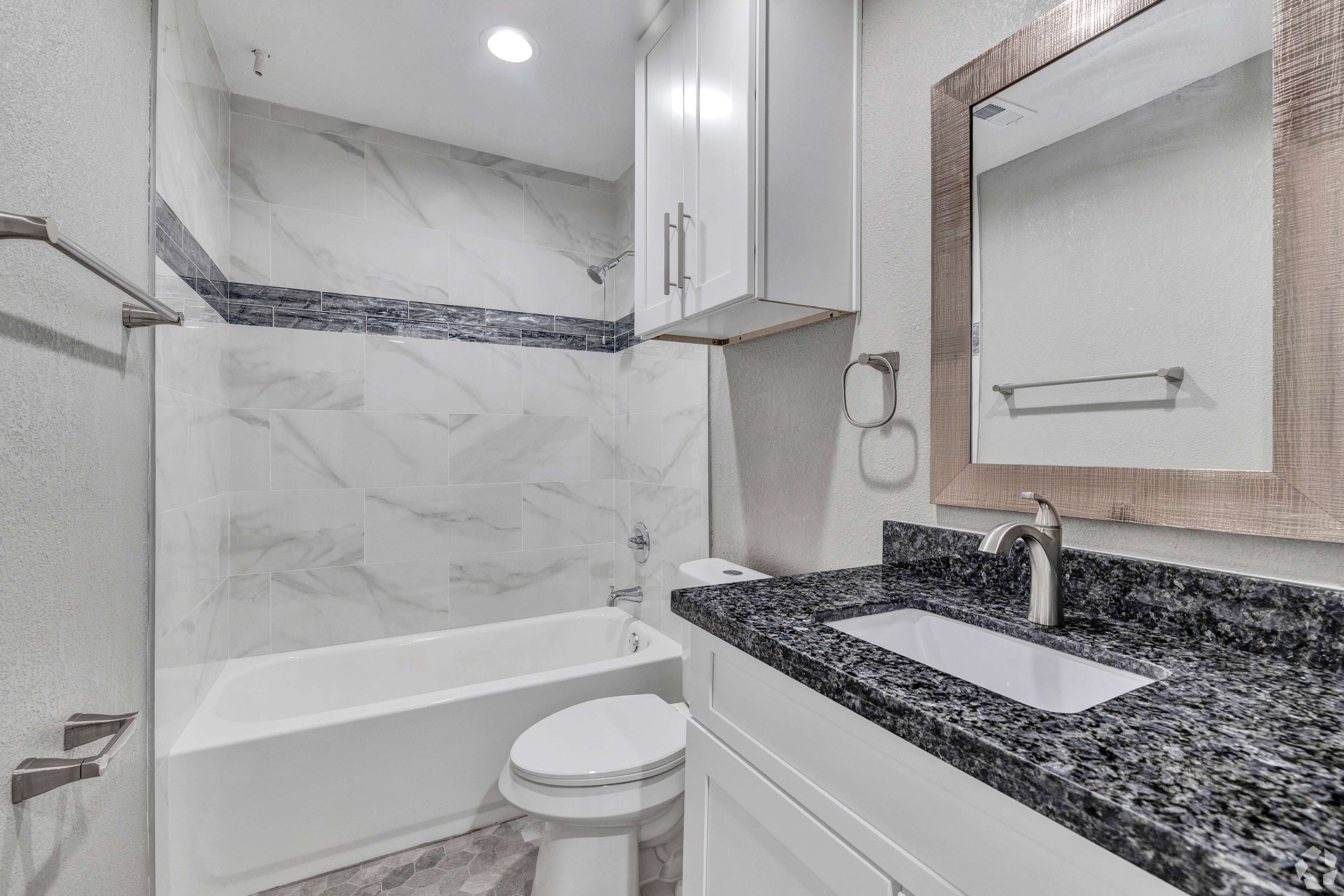 2BR, 2BA - 950SF - Bathroom