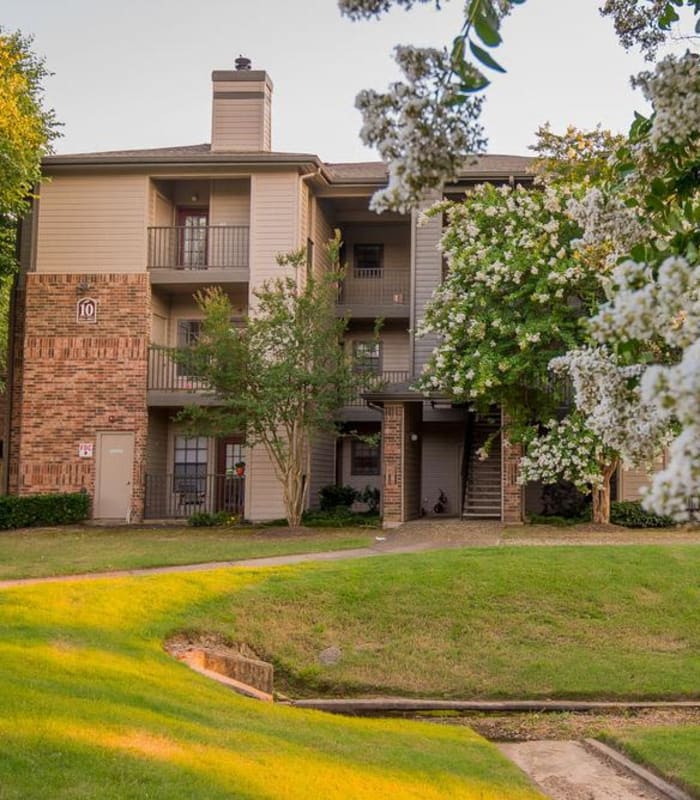 Grassy exterior to Arbors of Pleasant Valley in Little Rock, Arkansas