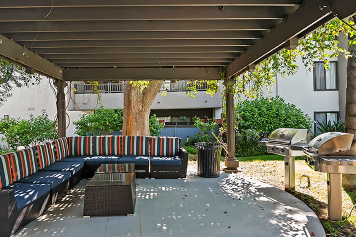 Covered outdoor grilling area at Alura in Woodland Hills, California