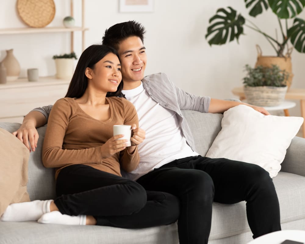 Residents chatting over coffee in their new home at The Knoll Redmond in Redmond, Washington