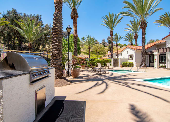 Swimming pool and BBQ at Sunset View Apartments in Oceanside