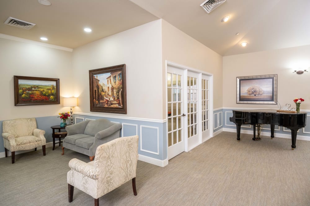 Comfortable lounge and fireplace at The Heritage of CyFair in Houston, Texas