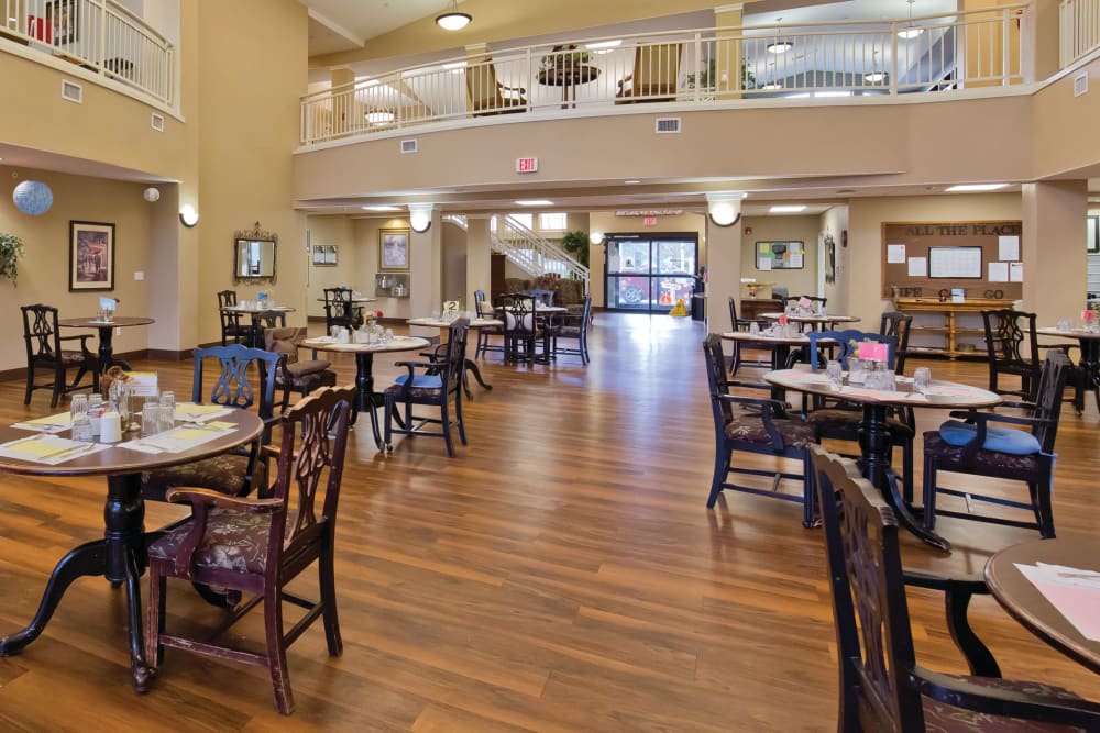 Large dining hall at Meadowlark Senior Living in Lebanon, Oregon