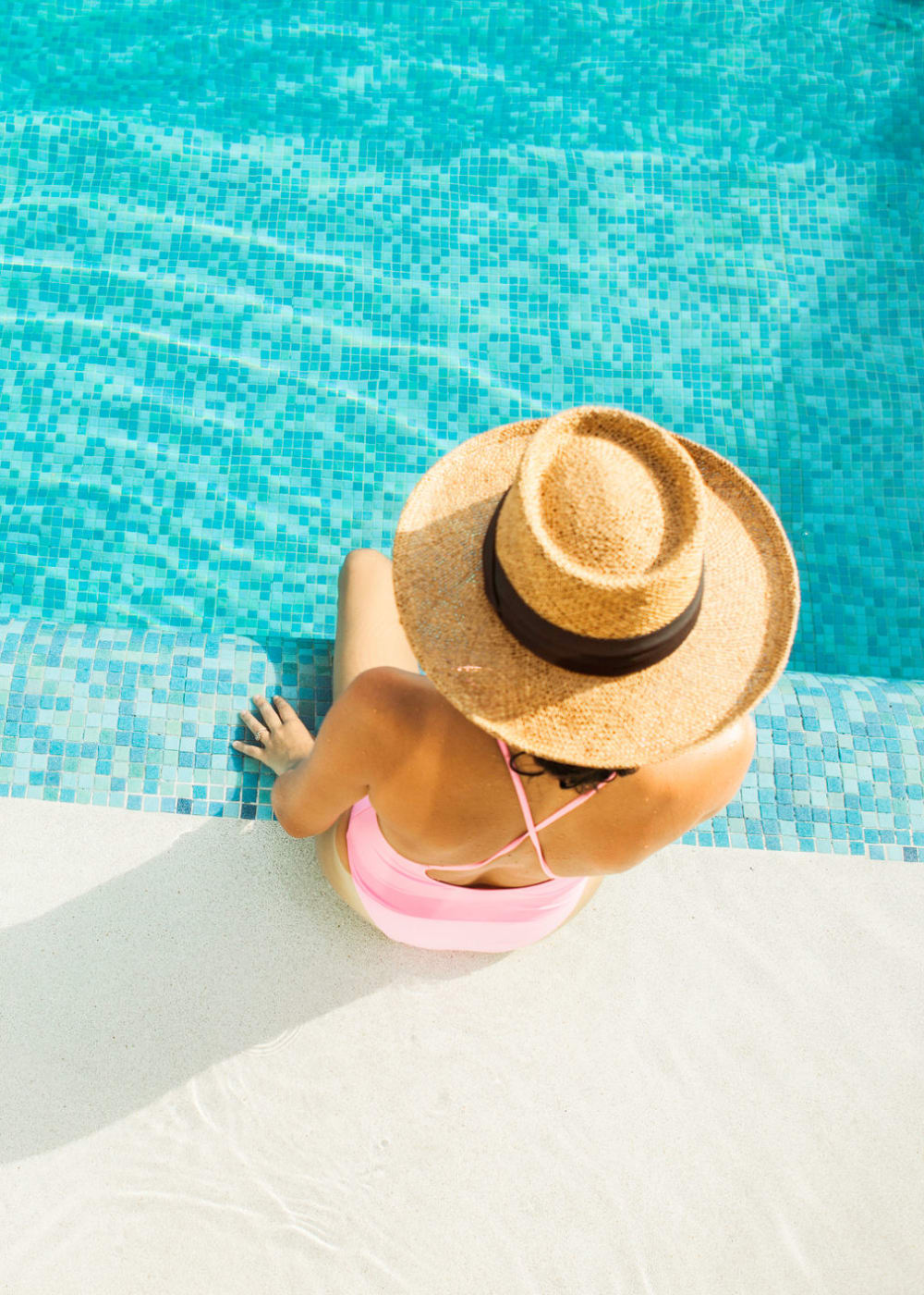 Resident enjoying the pool at Indigo in San Antonio, Texas
