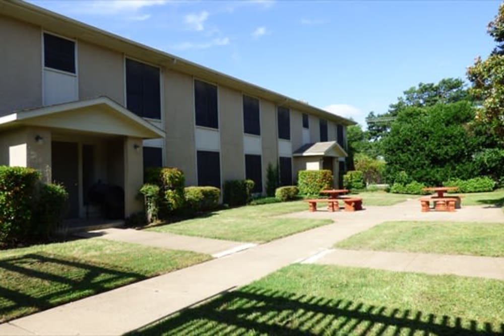 Outdoor picnic tables and lawn at Crystal Ridge in Midlothian, Texas