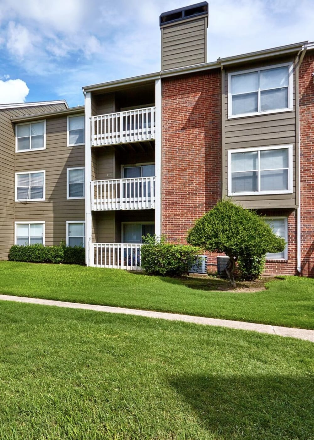 Exterior of apartments at South Pointe in Dallas, Texas