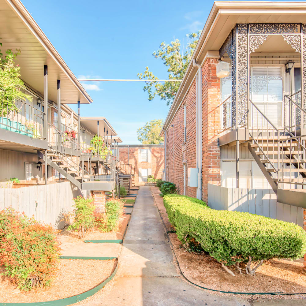 Outdoor common area in Napoleon Square Apartments in Houston, Texas