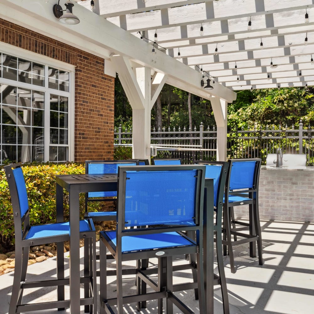 Gas grill and outdoor dining area at Hawthorne Gates in Atlanta, Georgia