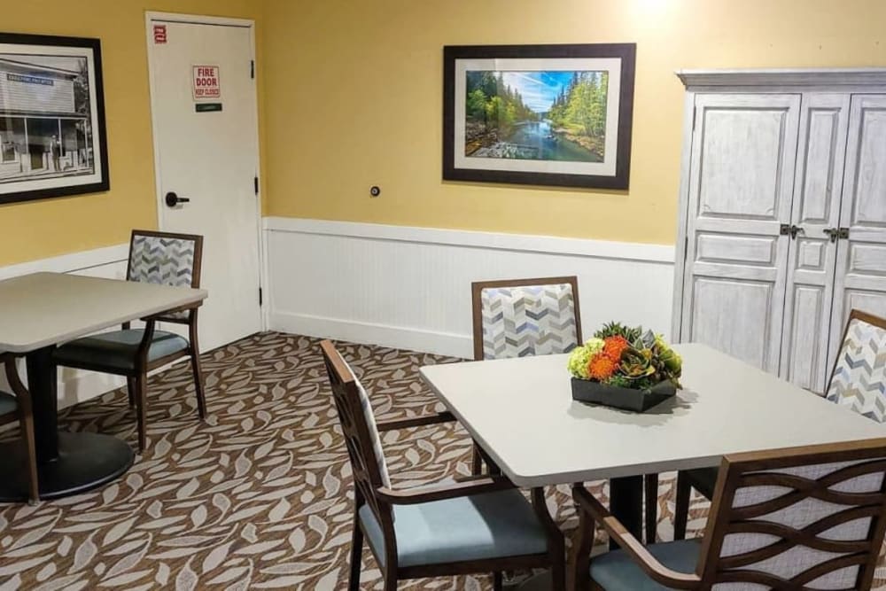 Resident dining room with yellow walls at Lakeland Senior Living in Eagle Point, Oregon.