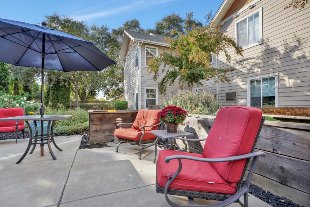 Outdoor patio seating for residents at The Commons at Elk Grove in Elk Grove, California