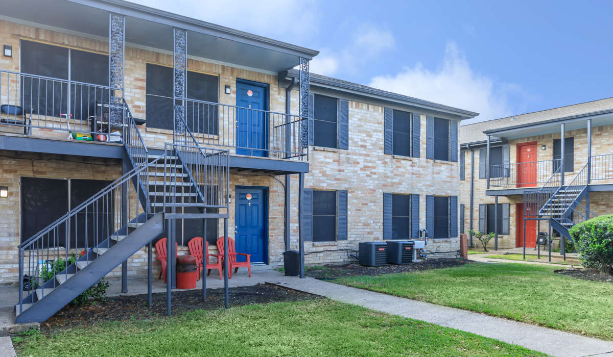 Exterior view of apartments at Costa Mesa Apartments in Houston, Texas