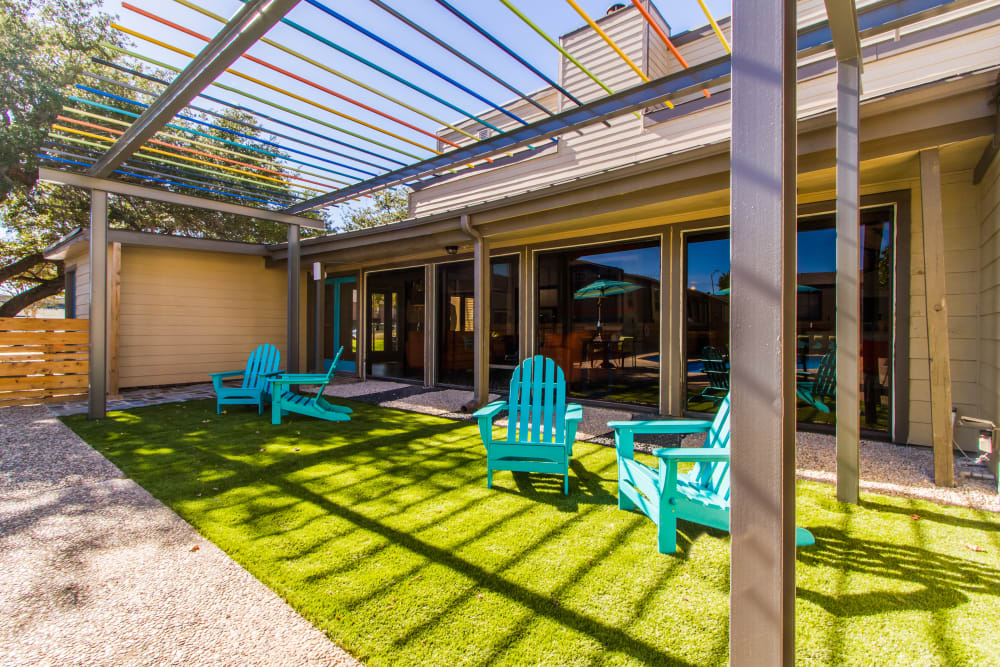 Green lawn and lounge seating at Sausalito Apartments in College Station, Texas