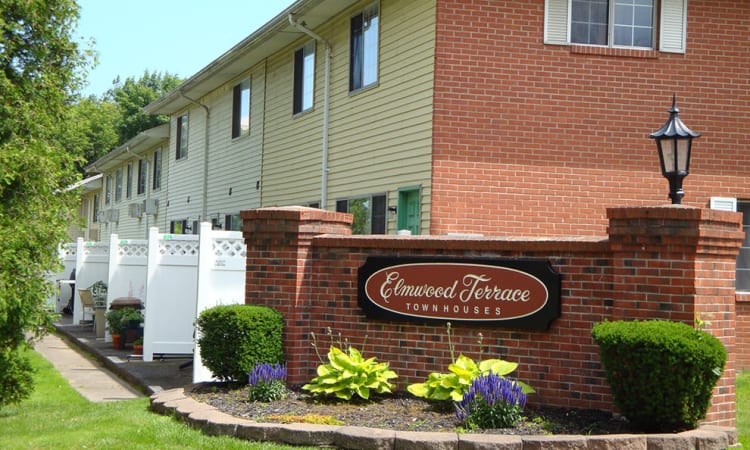 Luxury aparments for rent at Elmwood Terrace Apartments & Townhomes in Rochester, New York