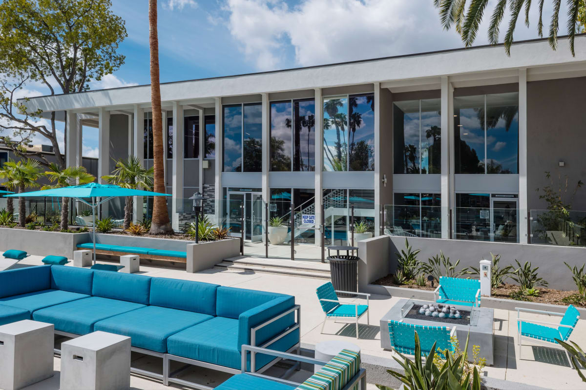 Outdoor resident lounge area at The Retreat at Thousand Oaks, Thousand Oaks, California