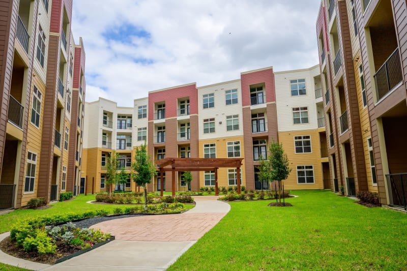 Outdoor courtyard view at Aspire at 610 in Houston, Texas