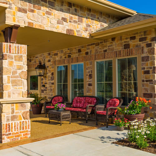 ground level patio seating at Saddlebrook Oxford Memory Care in Frisco, Texas