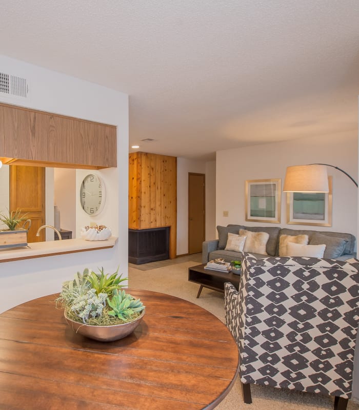 Dining area at The Warrington Apartments in Oklahoma City, Oklahoma