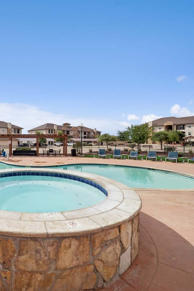 Hot tub and pool at Sunset Lodge in Odessa,Texas