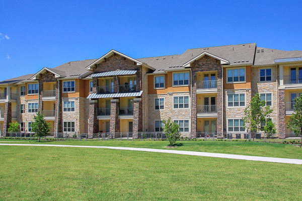 Exterior view of Estates of Richardson in Richardson, Texas