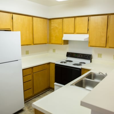 A fully-equipped kitchen at Dahlgren Townhomes in Dahlgren, Virginia