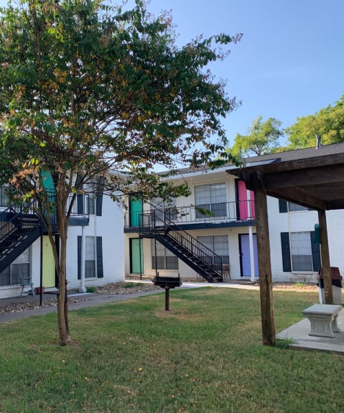 Courtyard between buildings at Midtown Manor and Towers in Bryan, Texas