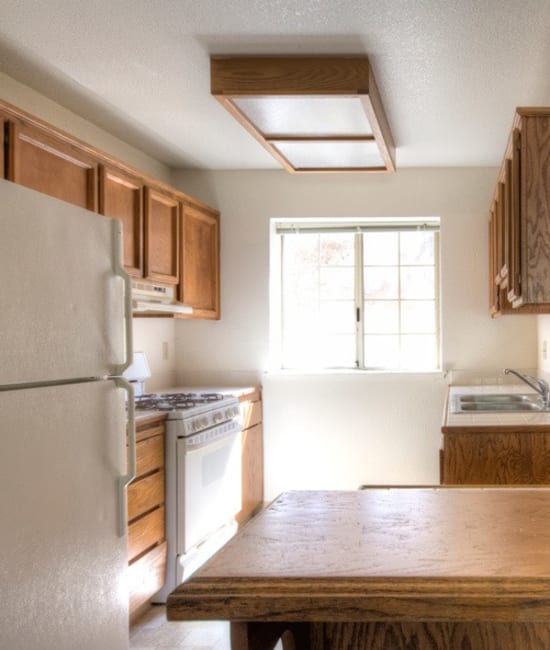 Kitchen appliances at Auburn Townhomes in Auburn, California