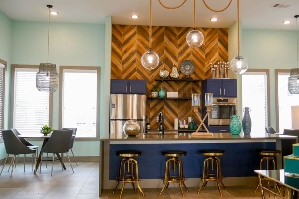 Stunning kitchen and bar in the resident lounge at Biltmore at the Park in Pflugerville, Texas