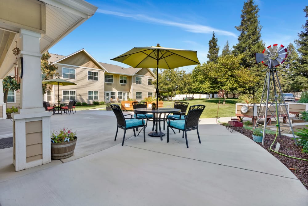 Sunny outdoor seating at Dale Commons in Modesto, California